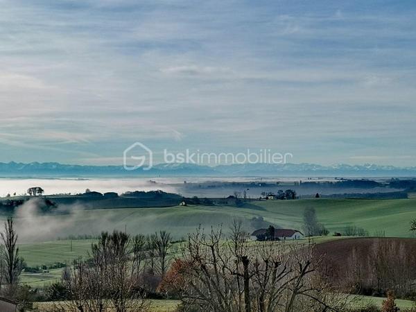 Demeure Idéale pour Chambres d'Hôtes ou Grande Famille
Entièrement rénovée en 2022, et située aux abords d'un charmant village à 7mn de Beaumont de Lomagne (82500), découvrez cette splendide demeure de 200 ans d'histoire, alliant le charme de l'ancien et le confort moderne. Ancienne grande ferme avec grange attenante, cette demeure d'exception offre des volumes généreux, des murs épais en pierres et des prestations de qualité, le tout implanté sur une magnifique parcelle arborée et couverte de rosiers, en position dominante. Les vues sur la campagne environnante et la chaîne des Pyrénées au loin par temps clair sont époustouflantes.
📍 Une situation géographique stratégique avec l'aéroport de Toulouse-Blagnac à 50 minutes et Montauban, le chef-lieu du Tarn-et-Garonne à 40 minutes.
Vous y trouverez le cadre idéal pour concilier vie au calme et accessibilité aisée aux commerces et centres médicaux.
🏡 Un potentiel exceptionnel & modulable, car parfaitement isolée (fenêtres en bois double-vitrées de belle qualité) et entièrement rénovée avec goût (poutres apparentes, boiseries d'origine), la maison est facilement divisible en deux logements indépendants. Elle s'adaptera à tous vos projets : une spacieuse et confortable maison de famille, une activité de chambres d'hôtes, et pourquoi pas un projet de restaurant grâce à sa configuration et sa très grande cuisine.

Au rez-de-chaussée :
L'accès principal s'effectue par une porte d'époque en bois massif côté Sud, ou bien on peut entrer par l'ancienne porte d'écurie côté jardin et garages.
On découvre un grand salon chaleureux de 48m² avec un bar, puis une salle à manger de 46m² avec son poêle à bois, puis une cuisine équipée de 34m² et un coin repas qui ouvre sur une terrasse. Une grande arrière-cuisine et buanderie sont attenantes pour un usage fonctionnel.
Le couloir distribue d'une part un salon de lecture de 22m² et de l'autre un salon-télé. Puis avant l'escalier, une salle d'eau + WC de 9m², une chambre à coucher de 22,80m² illuminée par deux grandes fenêtres côté Sud et son remarquable sol en tomettes, et enfin une pièce de 23m² (ancienne cuisine avec grande cheminée) non rénovée. 

À l'étage, on découvre 6 chambres spacieuses (de 16 à 36m²), dont 4 suites privatives avec leurs salles d'eau et WC, ainsi qu'une salle de sport.

Les combles sont aménageables et bien isolés : un superbe potentiel supplémentaire permettant de créer facilement 4 chambres de plus, un grand bureau ou un espace de détente selon vos besoins.

🌳 Décrivons maintenant les extérieurs : C'est un véritable havre de paix sur 3 000 m². Le terrain est arboré de plus de 30 arbres matures est une invitation à la détente. L'espace est là pour envisager l'implantation d'une piscine si vous le souhaitiez. Les vues panoramiques sont à couper le souffle sur les vallons gascons, avec les Pyrénées visibles au loin par temps clair. Plusieurs patios et terrasses parfois couverts sont équipée d'un barbecue, d'éclairages et d'électricité pour envisager de belles soirées d'été entre amis ou en famille. La propriété est dotée d'un puits sécurisé avec une pompe pour disposer d'un approvisionnement en eau gratuite toute l'année. C'est pour cette raison que le jardin est rempli de rosiers multicolores ! Pour vos véhicules, un double garage de 42 m² avec ouverture automatique. 

Le chauffage central est assuré par une chaudière à gaz.

Contactez-moi au 06 79 15 47 27 pour planifier une visite et succomber au charme de cette jolie maison ancienne si bien rénovée.