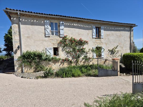Demeure Idéale pour Chambres d'Hôtes ou Grande Famille
Entièrement rénovée en 2022, et située aux abords d'un charmant village à 7mn de Beaumont de Lomagne (82500), découvrez cette splendide demeure de 200 ans d'histoire, alliant le charme de l'ancien et le confort moderne. Ancienne grande ferme avec grange attenante, cette demeure d'exception offre des volumes généreux, des murs épais en pierres et des prestations de qualité, le tout implanté sur une magnifique parcelle arborée et couverte de rosiers, en position dominante. Les vues sur la campagne environnante et la chaîne des Pyrénées au loin par temps clair sont époustouflantes.
📍 Une situation géographique stratégique avec l'aéroport de Toulouse-Blagnac à 50 minutes et Montauban, le chef-lieu du Tarn-et-Garonne à 40 minutes.
Vous y trouverez le cadre idéal pour concilier vie au calme et accessibilité aisée aux commerces et centres médicaux.
🏡 Un potentiel exceptionnel & modulable, car parfaitement isolée (fenêtres en bois double-vitrées de belle qualité) et entièrement rénovée avec goût (poutres apparentes, boiseries d'origine), la maison est facilement divisible en deux logements indépendants. Elle s'adaptera à tous vos projets : une spacieuse et confortable maison de famille, une activité de chambres d'hôtes, et pourquoi pas un projet de restaurant grâce à sa configuration et sa très grande cuisine.

Au rez-de-chaussée :
L'accès principal s'effectue par une porte d'époque en bois massif côté Sud, ou bien on peut entrer par l'ancienne porte d'écurie côté jardin et garages.
On découvre un grand salon chaleureux de 48m² avec un bar, puis une salle à manger de 46m² avec son poêle à bois, puis une cuisine équipée de 34m² et un coin repas qui ouvre sur une terrasse. Une grande arrière-cuisine et buanderie sont attenantes pour un usage fonctionnel.
Le couloir distribue d'une part un salon de lecture de 22m² et de l'autre un salon-télé. Puis avant l'escalier, une salle d'eau + WC de 9m², une chambre à coucher de 22,80m² illuminée par deux grandes fenêtres côté Sud et son remarquable sol en tomettes, et enfin une pièce de 23m² (ancienne cuisine avec grande cheminée) non rénovée. 

À l'étage, on découvre 6 chambres spacieuses (de 16 à 36m²), dont 4 suites privatives avec leurs salles d'eau et WC, ainsi qu'une salle de sport.

Les combles sont aménageables et bien isolés : un superbe potentiel supplémentaire permettant de créer facilement 4 chambres de plus, un grand bureau ou un espace de détente selon vos besoins.

🌳 Décrivons maintenant les extérieurs : C'est un véritable havre de paix sur 3 000 m². Le terrain est arboré de plus de 30 arbres matures est une invitation à la détente. L'espace est là pour envisager l'implantation d'une piscine si vous le souhaitiez. Les vues panoramiques sont à couper le souffle sur les vallons gascons, avec les Pyrénées visibles au loin par temps clair. Plusieurs patios et terrasses parfois couverts sont équipée d'un barbecue, d'éclairages et d'électricité pour envisager de belles soirées d'été entre amis ou en famille. La propriété est dotée d'un puits sécurisé avec une pompe pour disposer d'un approvisionnement en eau gratuite toute l'année. C'est pour cette raison que le jardin est rempli de rosiers multicolores ! Pour vos véhicules, un double garage de 42 m² avec ouverture automatique. 

Le chauffage central est assuré par une chaudière à gaz.

Contactez-moi au 06 79 15 47 27 pour planifier une visite et succomber au charme de cette jolie maison ancienne si bien rénovée.
