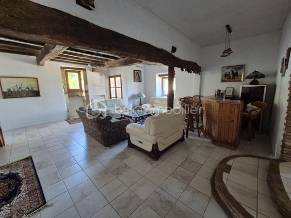 Demeure Idéale pour Chambres d'Hôtes ou Grande Famille
Entièrement rénovée en 2022, et située aux abords d'un charmant village à 7mn de Beaumont de Lomagne (82500), découvrez cette splendide demeure de 200 ans d'histoire, alliant le charme de l'ancien et le confort moderne. Ancienne grande ferme avec grange attenante, cette demeure d'exception offre des volumes généreux, des murs épais en pierres et des prestations de qualité, le tout implanté sur une magnifique parcelle arborée et couverte de rosiers, en position dominante. Les vues sur la campagne environnante et la chaîne des Pyrénées au loin par temps clair sont époustouflantes.
📍 Une situation géographique stratégique avec l'aéroport de Toulouse-Blagnac à 50 minutes et Montauban, le chef-lieu du Tarn-et-Garonne à 40 minutes.
Vous y trouverez le cadre idéal pour concilier vie au calme et accessibilité aisée aux commerces et centres médicaux.
🏡 Un potentiel exceptionnel & modulable, car parfaitement isolée (fenêtres en bois double-vitrées de belle qualité) et entièrement rénovée avec goût (poutres apparentes, boiseries d'origine), la maison est facilement divisible en deux logements indépendants. Elle s'adaptera à tous vos projets : une spacieuse et confortable maison de famille, une activité de chambres d'hôtes, et pourquoi pas un projet de restaurant grâce à sa configuration et sa très grande cuisine.

Au rez-de-chaussée :
L'accès principal s'effectue par une porte d'époque en bois massif côté Sud, ou bien on peut entrer par l'ancienne porte d'écurie côté jardin et garages.
On découvre un grand salon chaleureux de 48m² avec un bar, puis une salle à manger de 46m² avec son poêle à bois, puis une cuisine équipée de 34m² et un coin repas qui ouvre sur une terrasse. Une grande arrière-cuisine et buanderie sont attenantes pour un usage fonctionnel.
Le couloir distribue d'une part un salon de lecture de 22m² et de l'autre un salon-télé. Puis avant l'escalier, une salle d'eau + WC de 9m², une chambre à coucher de 22,80m² illuminée par deux grandes fenêtres côté Sud et son remarquable sol en tomettes, et enfin une pièce de 23m² (ancienne cuisine avec grande cheminée) non rénovée. 

À l'étage, on découvre 6 chambres spacieuses (de 16 à 36m²), dont 4 suites privatives avec leurs salles d'eau et WC, ainsi qu'une salle de sport.

Les combles sont aménageables et bien isolés : un superbe potentiel supplémentaire permettant de créer facilement 4 chambres de plus, un grand bureau ou un espace de détente selon vos besoins.

🌳 Décrivons maintenant les extérieurs : C'est un véritable havre de paix sur 3 000 m². Le terrain est arboré de plus de 30 arbres matures est une invitation à la détente. L'espace est là pour envisager l'implantation d'une piscine si vous le souhaitiez. Les vues panoramiques sont à couper le souffle sur les vallons gascons, avec les Pyrénées visibles au loin par temps clair. Plusieurs patios et terrasses parfois couverts sont équipée d'un barbecue, d'éclairages et d'électricité pour envisager de belles soirées d'été entre amis ou en famille. La propriété est dotée d'un puits sécurisé avec une pompe pour disposer d'un approvisionnement en eau gratuite toute l'année. C'est pour cette raison que le jardin est rempli de rosiers multicolores ! Pour vos véhicules, un double garage de 42 m² avec ouverture automatique. 

Le chauffage central est assuré par une chaudière à gaz.

Contactez-moi au 06 79 15 47 27 pour planifier une visite et succomber au charme de cette jolie maison ancienne si bien rénovée.