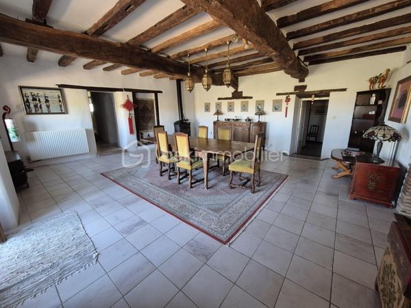 Demeure Idéale pour Chambres d'Hôtes ou Grande Famille
Entièrement rénovée en 2022, et située aux abords d'un charmant village à 7mn de Beaumont de Lomagne (82500), découvrez cette splendide demeure de 200 ans d'histoire, alliant le charme de l'ancien et le confort moderne. Ancienne grande ferme avec grange attenante, cette demeure d'exception offre des volumes généreux, des murs épais en pierres et des prestations de qualité, le tout implanté sur une magnifique parcelle arborée et couverte de rosiers, en position dominante. Les vues sur la campagne environnante et la chaîne des Pyrénées au loin par temps clair sont époustouflantes.
📍 Une situation géographique stratégique avec l'aéroport de Toulouse-Blagnac à 50 minutes et Montauban, le chef-lieu du Tarn-et-Garonne à 40 minutes.
Vous y trouverez le cadre idéal pour concilier vie au calme et accessibilité aisée aux commerces et centres médicaux.
🏡 Un potentiel exceptionnel & modulable, car parfaitement isolée (fenêtres en bois double-vitrées de belle qualité) et entièrement rénovée avec goût (poutres apparentes, boiseries d'origine), la maison est facilement divisible en deux logements indépendants. Elle s'adaptera à tous vos projets : une spacieuse et confortable maison de famille, une activité de chambres d'hôtes, et pourquoi pas un projet de restaurant grâce à sa configuration et sa très grande cuisine.

Au rez-de-chaussée :
L'accès principal s'effectue par une porte d'époque en bois massif côté Sud, ou bien on peut entrer par l'ancienne porte d'écurie côté jardin et garages.
On découvre un grand salon chaleureux de 48m² avec un bar, puis une salle à manger de 46m² avec son poêle à bois, puis une cuisine équipée de 34m² et un coin repas qui ouvre sur une terrasse. Une grande arrière-cuisine et buanderie sont attenantes pour un usage fonctionnel.
Le couloir distribue d'une part un salon de lecture de 22m² et de l'autre un salon-télé. Puis avant l'escalier, une salle d'eau + WC de 9m², une chambre à coucher de 22,80m² illuminée par deux grandes fenêtres côté Sud et son remarquable sol en tomettes, et enfin une pièce de 23m² (ancienne cuisine avec grande cheminée) non rénovée. 

À l'étage, on découvre 6 chambres spacieuses (de 16 à 36m²), dont 4 suites privatives avec leurs salles d'eau et WC, ainsi qu'une salle de sport.

Les combles sont aménageables et bien isolés : un superbe potentiel supplémentaire permettant de créer facilement 4 chambres de plus, un grand bureau ou un espace de détente selon vos besoins.

🌳 Décrivons maintenant les extérieurs : C'est un véritable havre de paix sur 3 000 m². Le terrain est arboré de plus de 30 arbres matures est une invitation à la détente. L'espace est là pour envisager l'implantation d'une piscine si vous le souhaitiez. Les vues panoramiques sont à couper le souffle sur les vallons gascons, avec les Pyrénées visibles au loin par temps clair. Plusieurs patios et terrasses parfois couverts sont équipée d'un barbecue, d'éclairages et d'électricité pour envisager de belles soirées d'été entre amis ou en famille. La propriété est dotée d'un puits sécurisé avec une pompe pour disposer d'un approvisionnement en eau gratuite toute l'année. C'est pour cette raison que le jardin est rempli de rosiers multicolores ! Pour vos véhicules, un double garage de 42 m² avec ouverture automatique. 

Le chauffage central est assuré par une chaudière à gaz.

Contactez-moi au 06 79 15 47 27 pour planifier une visite et succomber au charme de cette jolie maison ancienne si bien rénovée.