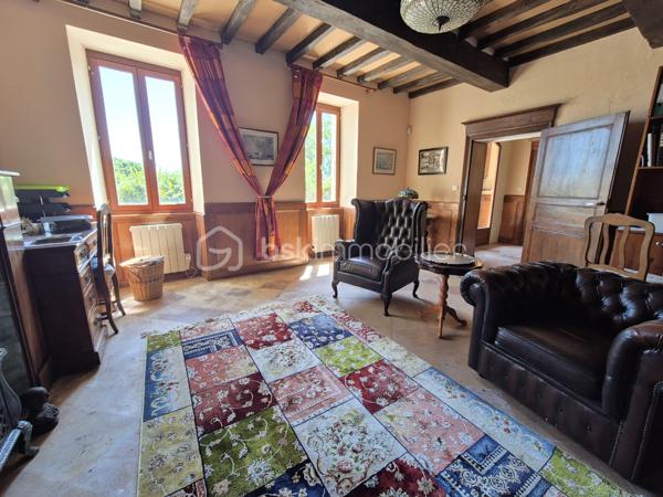 Demeure Idéale pour Chambres d'Hôtes ou Grande Famille
Entièrement rénovée en 2022, et située aux abords d'un charmant village à 7mn de Beaumont de Lomagne (82500), découvrez cette splendide demeure de 200 ans d'histoire, alliant le charme de l'ancien et le confort moderne. Ancienne grande ferme avec grange attenante, cette demeure d'exception offre des volumes généreux, des murs épais en pierres et des prestations de qualité, le tout implanté sur une magnifique parcelle arborée et couverte de rosiers, en position dominante. Les vues sur la campagne environnante et la chaîne des Pyrénées au loin par temps clair sont époustouflantes.
📍 Une situation géographique stratégique avec l'aéroport de Toulouse-Blagnac à 50 minutes et Montauban, le chef-lieu du Tarn-et-Garonne à 40 minutes.
Vous y trouverez le cadre idéal pour concilier vie au calme et accessibilité aisée aux commerces et centres médicaux.
🏡 Un potentiel exceptionnel & modulable, car parfaitement isolée (fenêtres en bois double-vitrées de belle qualité) et entièrement rénovée avec goût (poutres apparentes, boiseries d'origine), la maison est facilement divisible en deux logements indépendants. Elle s'adaptera à tous vos projets : une spacieuse et confortable maison de famille, une activité de chambres d'hôtes, et pourquoi pas un projet de restaurant grâce à sa configuration et sa très grande cuisine.

Au rez-de-chaussée :
L'accès principal s'effectue par une porte d'époque en bois massif côté Sud, ou bien on peut entrer par l'ancienne porte d'écurie côté jardin et garages.
On découvre un grand salon chaleureux de 48m² avec un bar, puis une salle à manger de 46m² avec son poêle à bois, puis une cuisine équipée de 34m² et un coin repas qui ouvre sur une terrasse. Une grande arrière-cuisine et buanderie sont attenantes pour un usage fonctionnel.
Le couloir distribue d'une part un salon de lecture de 22m² et de l'autre un salon-télé. Puis avant l'escalier, une salle d'eau + WC de 9m², une chambre à coucher de 22,80m² illuminée par deux grandes fenêtres côté Sud et son remarquable sol en tomettes, et enfin une pièce de 23m² (ancienne cuisine avec grande cheminée) non rénovée. 

À l'étage, on découvre 6 chambres spacieuses (de 16 à 36m²), dont 4 suites privatives avec leurs salles d'eau et WC, ainsi qu'une salle de sport.

Les combles sont aménageables et bien isolés : un superbe potentiel supplémentaire permettant de créer facilement 4 chambres de plus, un grand bureau ou un espace de détente selon vos besoins.

🌳 Décrivons maintenant les extérieurs : C'est un véritable havre de paix sur 3 000 m². Le terrain est arboré de plus de 30 arbres matures est une invitation à la détente. L'espace est là pour envisager l'implantation d'une piscine si vous le souhaitiez. Les vues panoramiques sont à couper le souffle sur les vallons gascons, avec les Pyrénées visibles au loin par temps clair. Plusieurs patios et terrasses parfois couverts sont équipée d'un barbecue, d'éclairages et d'électricité pour envisager de belles soirées d'été entre amis ou en famille. La propriété est dotée d'un puits sécurisé avec une pompe pour disposer d'un approvisionnement en eau gratuite toute l'année. C'est pour cette raison que le jardin est rempli de rosiers multicolores ! Pour vos véhicules, un double garage de 42 m² avec ouverture automatique. 

Le chauffage central est assuré par une chaudière à gaz.

Contactez-moi au 06 79 15 47 27 pour planifier une visite et succomber au charme de cette jolie maison ancienne si bien rénovée.