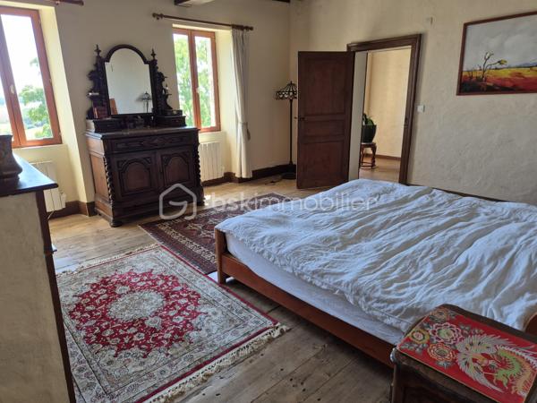 Demeure Idéale pour Chambres d'Hôtes ou Grande Famille
Entièrement rénovée en 2022, et située aux abords d'un charmant village à 7mn de Beaumont de Lomagne (82500), découvrez cette splendide demeure de 200 ans d'histoire, alliant le charme de l'ancien et le confort moderne. Ancienne grande ferme avec grange attenante, cette demeure d'exception offre des volumes généreux, des murs épais en pierres et des prestations de qualité, le tout implanté sur une magnifique parcelle arborée et couverte de rosiers, en position dominante. Les vues sur la campagne environnante et la chaîne des Pyrénées au loin par temps clair sont époustouflantes.
📍 Une situation géographique stratégique avec l'aéroport de Toulouse-Blagnac à 50 minutes et Montauban, le chef-lieu du Tarn-et-Garonne à 40 minutes.
Vous y trouverez le cadre idéal pour concilier vie au calme et accessibilité aisée aux commerces et centres médicaux.
🏡 Un potentiel exceptionnel & modulable, car parfaitement isolée (fenêtres en bois double-vitrées de belle qualité) et entièrement rénovée avec goût (poutres apparentes, boiseries d'origine), la maison est facilement divisible en deux logements indépendants. Elle s'adaptera à tous vos projets : une spacieuse et confortable maison de famille, une activité de chambres d'hôtes, et pourquoi pas un projet de restaurant grâce à sa configuration et sa très grande cuisine.

Au rez-de-chaussée :
L'accès principal s'effectue par une porte d'époque en bois massif côté Sud, ou bien on peut entrer par l'ancienne porte d'écurie côté jardin et garages.
On découvre un grand salon chaleureux de 48m² avec un bar, puis une salle à manger de 46m² avec son poêle à bois, puis une cuisine équipée de 34m² et un coin repas qui ouvre sur une terrasse. Une grande arrière-cuisine et buanderie sont attenantes pour un usage fonctionnel.
Le couloir distribue d'une part un salon de lecture de 22m² et de l'autre un salon-télé. Puis avant l'escalier, une salle d'eau + WC de 9m², une chambre à coucher de 22,80m² illuminée par deux grandes fenêtres côté Sud et son remarquable sol en tomettes, et enfin une pièce de 23m² (ancienne cuisine avec grande cheminée) non rénovée. 

À l'étage, on découvre 6 chambres spacieuses (de 16 à 36m²), dont 4 suites privatives avec leurs salles d'eau et WC, ainsi qu'une salle de sport.

Les combles sont aménageables et bien isolés : un superbe potentiel supplémentaire permettant de créer facilement 4 chambres de plus, un grand bureau ou un espace de détente selon vos besoins.

🌳 Décrivons maintenant les extérieurs : C'est un véritable havre de paix sur 3 000 m². Le terrain est arboré de plus de 30 arbres matures est une invitation à la détente. L'espace est là pour envisager l'implantation d'une piscine si vous le souhaitiez. Les vues panoramiques sont à couper le souffle sur les vallons gascons, avec les Pyrénées visibles au loin par temps clair. Plusieurs patios et terrasses parfois couverts sont équipée d'un barbecue, d'éclairages et d'électricité pour envisager de belles soirées d'été entre amis ou en famille. La propriété est dotée d'un puits sécurisé avec une pompe pour disposer d'un approvisionnement en eau gratuite toute l'année. C'est pour cette raison que le jardin est rempli de rosiers multicolores ! Pour vos véhicules, un double garage de 42 m² avec ouverture automatique. 

Le chauffage central est assuré par une chaudière à gaz.

Contactez-moi au 06 79 15 47 27 pour planifier une visite et succomber au charme de cette jolie maison ancienne si bien rénovée.