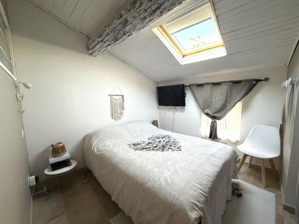 Un véritable cocon de douceur au cœur de Trévillach à seulement 10 minutes d'Ille-sur-têt.
Il y a des maisons qui ont une âme… Celles où l'on se sent immédiatement chez soi, où chaque espace invite à ralentir, à profiter des instants simples et à créer de précieux souvenirs.
Entièrement rénovée avec goût, cette superbe maison de 127m2 habitables est une véritable invitation au bien-être.
Dés les premiers pas le charme opère. Les volumes sont généreux, la lumière naturelle baigne les espaces et l'atmosphère est chaleureuse.
Au RDC, un espace indépendant de plus de 30m2 accueille une chambre, une salle de bain et un agréable coin lecture. Un cocon idéal pour recevoir, offrir d'avantage d'autonomie à un adolescent ou exercer une activité à domicile.
A l'étage, l'agencement est tout aussi séduisant. Une première aile dessert une chambre ainsi qu'une salle de bain équipée d'une douche et d'une baignoire.
Une seconde aile accueille deux autres chambres accompagnées d'une salle d'eau. Une configuration rare qui permet à chacun de préserver son intimité tout en partageant les moments de vie en famille.
La pièce de vie de plus de 35m2 avec cuisine ouverte s'ouvre sur l'extérieur et le charme continue d'opérer...
Depuis la terrasse, la vue s'ouvre sur les reliefs environnants, offrant un panorama apaisant qui évolue au fil des saisons. Les beaux jours se savourent autour de la piscine semi-enterrée, dans un environnement calme et sans vis-à-vis.
Côté prestations, rien n'a été laissé au hasard: double vitrage, climatisation, volets roulants éclectiques et un garage, un véritable atout au cœur du village.
Un lieu de vie rare, où chaque journée ressemble à un petit air de vacances…