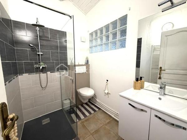 Un véritable cocon de douceur au cœur de Trévillach à seulement 10 minutes d'Ille-sur-têt.
Il y a des maisons qui ont une âme… Celles où l'on se sent immédiatement chez soi, où chaque espace invite à ralentir, à profiter des instants simples et à créer de précieux souvenirs.
Entièrement rénovée avec goût, cette superbe maison de 127m2 habitables est une véritable invitation au bien-être.
Dés les premiers pas le charme opère. Les volumes sont généreux, la lumière naturelle baigne les espaces et l'atmosphère est chaleureuse.
Au RDC, un espace indépendant de plus de 30m2 accueille une chambre, une salle de bain et un agréable coin lecture. Un cocon idéal pour recevoir, offrir d'avantage d'autonomie à un adolescent ou exercer une activité à domicile.
A l'étage, l'agencement est tout aussi séduisant. Une première aile dessert une chambre ainsi qu'une salle de bain équipée d'une douche et d'une baignoire.
Une seconde aile accueille deux autres chambres accompagnées d'une salle d'eau. Une configuration rare qui permet à chacun de préserver son intimité tout en partageant les moments de vie en famille.
La pièce de vie de plus de 35m2 avec cuisine ouverte s'ouvre sur l'extérieur et le charme continue d'opérer...
Depuis la terrasse, la vue s'ouvre sur les reliefs environnants, offrant un panorama apaisant qui évolue au fil des saisons. Les beaux jours se savourent autour de la piscine semi-enterrée, dans un environnement calme et sans vis-à-vis.
Côté prestations, rien n'a été laissé au hasard: double vitrage, climatisation, volets roulants éclectiques et un garage, un véritable atout au cœur du village.
Un lieu de vie rare, où chaque journée ressemble à un petit air de vacances…