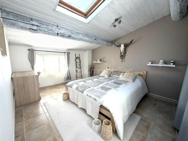 Un véritable cocon de douceur au cœur de Trévillach à seulement 10 minutes d'Ille-sur-têt.
Il y a des maisons qui ont une âme… Celles où l'on se sent immédiatement chez soi, où chaque espace invite à ralentir, à profiter des instants simples et à créer de précieux souvenirs.
Entièrement rénovée avec goût, cette superbe maison de 127m2 habitables est une véritable invitation au bien-être.
Dés les premiers pas le charme opère. Les volumes sont généreux, la lumière naturelle baigne les espaces et l'atmosphère est chaleureuse.
Au RDC, un espace indépendant de plus de 30m2 accueille une chambre, une salle de bain et un agréable coin lecture. Un cocon idéal pour recevoir, offrir d'avantage d'autonomie à un adolescent ou exercer une activité à domicile.
A l'étage, l'agencement est tout aussi séduisant. Une première aile dessert une chambre ainsi qu'une salle de bain équipée d'une douche et d'une baignoire.
Une seconde aile accueille deux autres chambres accompagnées d'une salle d'eau. Une configuration rare qui permet à chacun de préserver son intimité tout en partageant les moments de vie en famille.
La pièce de vie de plus de 35m2 avec cuisine ouverte s'ouvre sur l'extérieur et le charme continue d'opérer...
Depuis la terrasse, la vue s'ouvre sur les reliefs environnants, offrant un panorama apaisant qui évolue au fil des saisons. Les beaux jours se savourent autour de la piscine semi-enterrée, dans un environnement calme et sans vis-à-vis.
Côté prestations, rien n'a été laissé au hasard: double vitrage, climatisation, volets roulants éclectiques et un garage, un véritable atout au cœur du village.
Un lieu de vie rare, où chaque journée ressemble à un petit air de vacances…