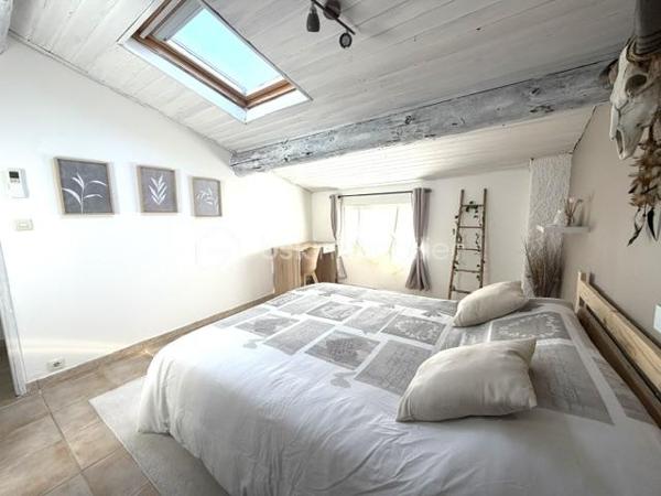 Un véritable cocon de douceur au cœur de Trévillach à seulement 10 minutes d'Ille-sur-têt.
Il y a des maisons qui ont une âme… Celles où l'on se sent immédiatement chez soi, où chaque espace invite à ralentir, à profiter des instants simples et à créer de précieux souvenirs.
Entièrement rénovée avec goût, cette superbe maison de 127m2 habitables est une véritable invitation au bien-être.
Dés les premiers pas le charme opère. Les volumes sont généreux, la lumière naturelle baigne les espaces et l'atmosphère est chaleureuse.
Au RDC, un espace indépendant de plus de 30m2 accueille une chambre, une salle de bain et un agréable coin lecture. Un cocon idéal pour recevoir, offrir d'avantage d'autonomie à un adolescent ou exercer une activité à domicile.
A l'étage, l'agencement est tout aussi séduisant. Une première aile dessert une chambre ainsi qu'une salle de bain équipée d'une douche et d'une baignoire.
Une seconde aile accueille deux autres chambres accompagnées d'une salle d'eau. Une configuration rare qui permet à chacun de préserver son intimité tout en partageant les moments de vie en famille.
La pièce de vie de plus de 35m2 avec cuisine ouverte s'ouvre sur l'extérieur et le charme continue d'opérer...
Depuis la terrasse, la vue s'ouvre sur les reliefs environnants, offrant un panorama apaisant qui évolue au fil des saisons. Les beaux jours se savourent autour de la piscine semi-enterrée, dans un environnement calme et sans vis-à-vis.
Côté prestations, rien n'a été laissé au hasard: double vitrage, climatisation, volets roulants éclectiques et un garage, un véritable atout au cœur du village.
Un lieu de vie rare, où chaque journée ressemble à un petit air de vacances…