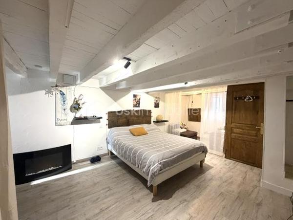 Un véritable cocon de douceur au cœur de Trévillach à seulement 10 minutes d'Ille-sur-têt.
Il y a des maisons qui ont une âme… Celles où l'on se sent immédiatement chez soi, où chaque espace invite à ralentir, à profiter des instants simples et à créer de précieux souvenirs.
Entièrement rénovée avec goût, cette superbe maison de 127m2 habitables est une véritable invitation au bien-être.
Dés les premiers pas le charme opère. Les volumes sont généreux, la lumière naturelle baigne les espaces et l'atmosphère est chaleureuse.
Au RDC, un espace indépendant de plus de 30m2 accueille une chambre, une salle de bain et un agréable coin lecture. Un cocon idéal pour recevoir, offrir d'avantage d'autonomie à un adolescent ou exercer une activité à domicile.
A l'étage, l'agencement est tout aussi séduisant. Une première aile dessert une chambre ainsi qu'une salle de bain équipée d'une douche et d'une baignoire.
Une seconde aile accueille deux autres chambres accompagnées d'une salle d'eau. Une configuration rare qui permet à chacun de préserver son intimité tout en partageant les moments de vie en famille.
La pièce de vie de plus de 35m2 avec cuisine ouverte s'ouvre sur l'extérieur et le charme continue d'opérer...
Depuis la terrasse, la vue s'ouvre sur les reliefs environnants, offrant un panorama apaisant qui évolue au fil des saisons. Les beaux jours se savourent autour de la piscine semi-enterrée, dans un environnement calme et sans vis-à-vis.
Côté prestations, rien n'a été laissé au hasard: double vitrage, climatisation, volets roulants éclectiques et un garage, un véritable atout au cœur du village.
Un lieu de vie rare, où chaque journée ressemble à un petit air de vacances…