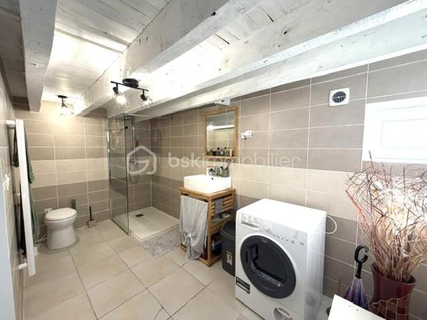 Un véritable cocon de douceur au cœur de Trévillach à seulement 10 minutes d'Ille-sur-têt.
Il y a des maisons qui ont une âme… Celles où l'on se sent immédiatement chez soi, où chaque espace invite à ralentir, à profiter des instants simples et à créer de précieux souvenirs.
Entièrement rénovée avec goût, cette superbe maison de 127m2 habitables est une véritable invitation au bien-être.
Dés les premiers pas le charme opère. Les volumes sont généreux, la lumière naturelle baigne les espaces et l'atmosphère est chaleureuse.
Au RDC, un espace indépendant de plus de 30m2 accueille une chambre, une salle de bain et un agréable coin lecture. Un cocon idéal pour recevoir, offrir d'avantage d'autonomie à un adolescent ou exercer une activité à domicile.
A l'étage, l'agencement est tout aussi séduisant. Une première aile dessert une chambre ainsi qu'une salle de bain équipée d'une douche et d'une baignoire.
Une seconde aile accueille deux autres chambres accompagnées d'une salle d'eau. Une configuration rare qui permet à chacun de préserver son intimité tout en partageant les moments de vie en famille.
La pièce de vie de plus de 35m2 avec cuisine ouverte s'ouvre sur l'extérieur et le charme continue d'opérer...
Depuis la terrasse, la vue s'ouvre sur les reliefs environnants, offrant un panorama apaisant qui évolue au fil des saisons. Les beaux jours se savourent autour de la piscine semi-enterrée, dans un environnement calme et sans vis-à-vis.
Côté prestations, rien n'a été laissé au hasard: double vitrage, climatisation, volets roulants éclectiques et un garage, un véritable atout au cœur du village.
Un lieu de vie rare, où chaque journée ressemble à un petit air de vacances…