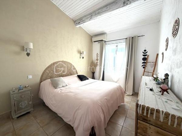 Un véritable cocon de douceur au cœur de Trévillach à seulement 10 minutes d'Ille-sur-têt.
Il y a des maisons qui ont une âme… Celles où l'on se sent immédiatement chez soi, où chaque espace invite à ralentir, à profiter des instants simples et à créer de précieux souvenirs.
Entièrement rénovée avec goût, cette superbe maison de 127m2 habitables est une véritable invitation au bien-être.
Dés les premiers pas le charme opère. Les volumes sont généreux, la lumière naturelle baigne les espaces et l'atmosphère est chaleureuse.
Au RDC, un espace indépendant de plus de 30m2 accueille une chambre, une salle de bain et un agréable coin lecture. Un cocon idéal pour recevoir, offrir d'avantage d'autonomie à un adolescent ou exercer une activité à domicile.
A l'étage, l'agencement est tout aussi séduisant. Une première aile dessert une chambre ainsi qu'une salle de bain équipée d'une douche et d'une baignoire.
Une seconde aile accueille deux autres chambres accompagnées d'une salle d'eau. Une configuration rare qui permet à chacun de préserver son intimité tout en partageant les moments de vie en famille.
La pièce de vie de plus de 35m2 avec cuisine ouverte s'ouvre sur l'extérieur et le charme continue d'opérer...
Depuis la terrasse, la vue s'ouvre sur les reliefs environnants, offrant un panorama apaisant qui évolue au fil des saisons. Les beaux jours se savourent autour de la piscine semi-enterrée, dans un environnement calme et sans vis-à-vis.
Côté prestations, rien n'a été laissé au hasard: double vitrage, climatisation, volets roulants éclectiques et un garage, un véritable atout au cœur du village.
Un lieu de vie rare, où chaque journée ressemble à un petit air de vacances…