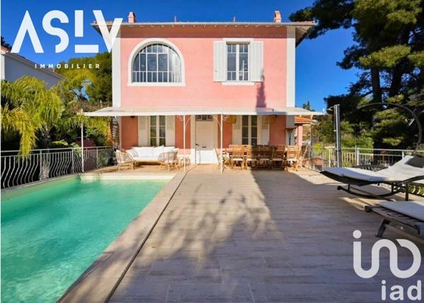 Maison 8 pièces de 250 m² à Sanary-sur-Mer (83110)