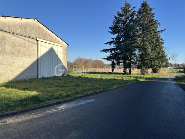 Bonjour à toutes et tous.

J’ai l’honneur de vous présenter ce bien situé sur la commune de Sarlande. Il comprend un hangar de 150 m2 au sol environ et de 4 parcelles de terre pour un total de 17.113 m2 (soit 1,71 hectares).

Cette construction en parpaings est idéale pour du stockage ou du garage. Elle possède un niveau supérieur sur les trois quarts de la superficie.

Longueur : 14,80 m environ
Largeur : 9,70 m environ
Porte coulissante 3,50 x 3,50 m
Porte d’entrée : 1,20 x 2,20 m
4 fenêtres : 1,50 x 1,00 m

Possibilité de raccordement à l’eau et l’électricité.
Le bien ne se destine pas à l’habitation.

Je me tiens d’ores et déjà votre disposition pour tout complément d’information. 
Merci.