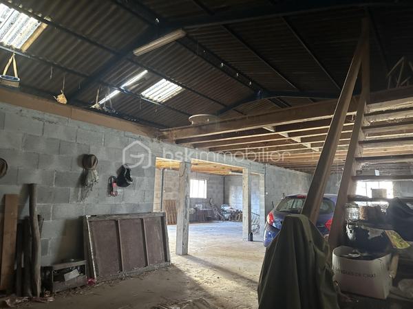 Bonjour à toutes et tous.

J’ai l’honneur de vous présenter ce bien situé sur la commune de Sarlande. Il comprend un hangar de 150 m2 au sol environ et de 4 parcelles de terre pour un total de 17.113 m2 (soit 1,71 hectares).

Cette construction en parpaings est idéale pour du stockage ou du garage. Elle possède un niveau supérieur sur les trois quarts de la superficie.

Longueur : 14,80 m environ
Largeur : 9,70 m environ
Porte coulissante 3,50 x 3,50 m
Porte d’entrée : 1,20 x 2,20 m
4 fenêtres : 1,50 x 1,00 m

Possibilité de raccordement à l’eau et l’électricité.
Le bien ne se destine pas à l’habitation.

Je me tiens d’ores et déjà votre disposition pour tout complément d’information. 
Merci.