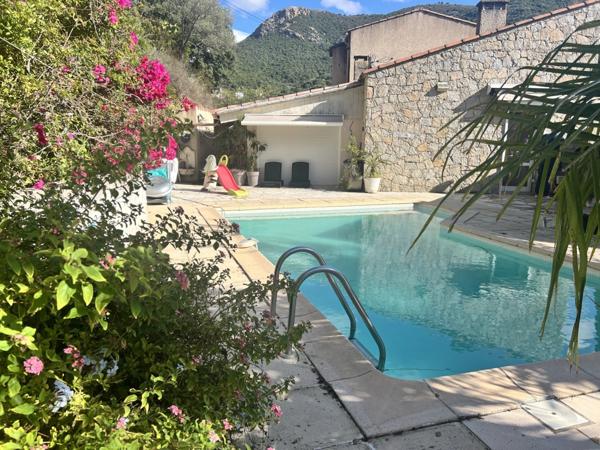 En CORSE, commune d'ALATA (20), proche AJACCIO, belle villa 7 pièces avec piscine et belle vue dégagée