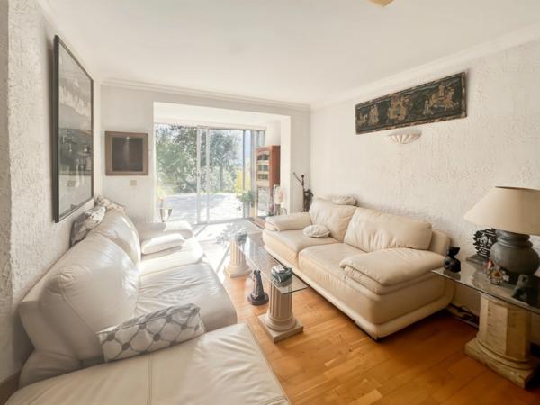 En CORSE, commune d'ALATA (20), proche AJACCIO, belle villa 7 pièces avec piscine et belle vue dégagée