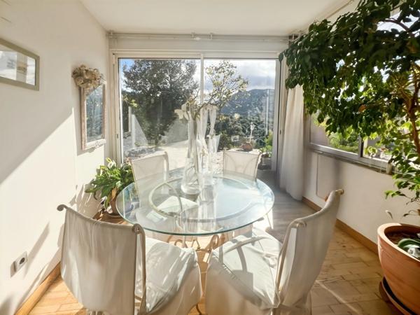 En CORSE, commune d'ALATA (20), proche AJACCIO, belle villa 7 pièces avec piscine et belle vue dégagée