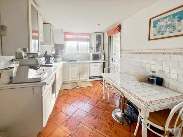 En CORSE, commune d'ALATA (20), proche AJACCIO, belle villa 7 pièces avec piscine et belle vue dégagée