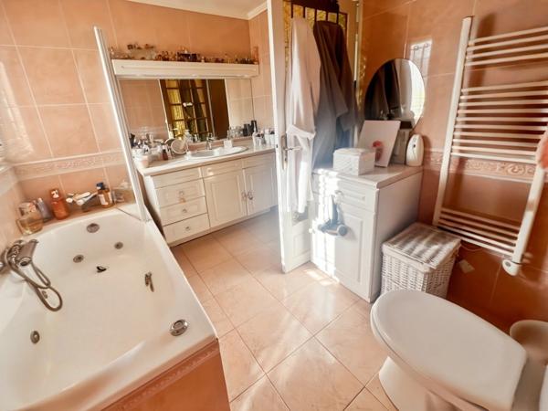 En CORSE, commune d'ALATA (20), proche AJACCIO, belle villa 7 pièces avec piscine et belle vue dégagée