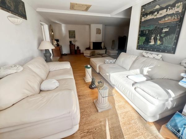 En CORSE, commune d'ALATA (20), proche AJACCIO, belle villa 7 pièces avec piscine et belle vue dégagée