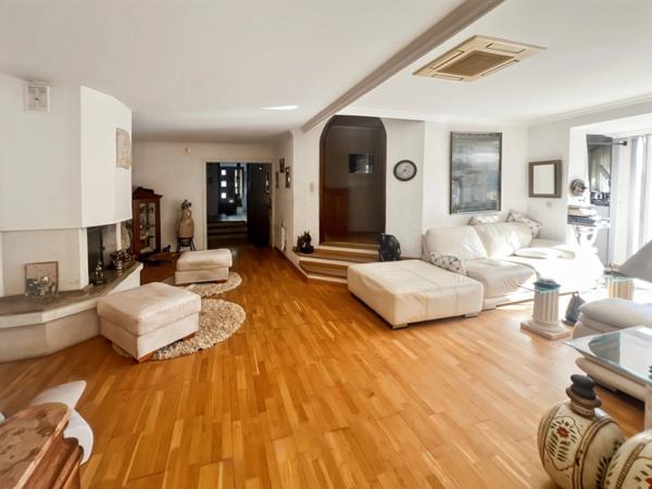 En CORSE, commune d'ALATA (20), proche AJACCIO, belle villa 7 pièces avec piscine et belle vue dégagée