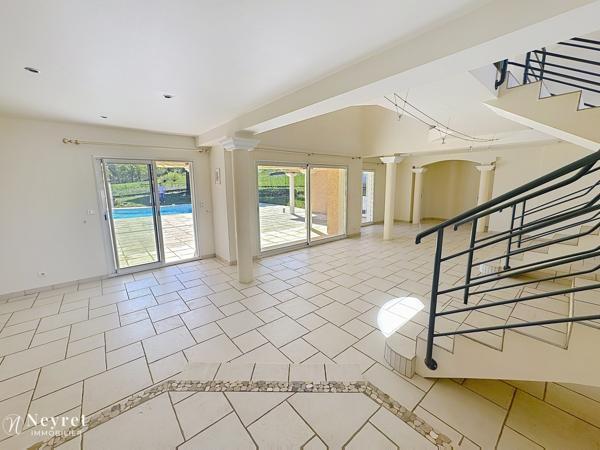 Lezigneux/Montbrison maison d'architecte contemporaine de 160m2 implantée sur 2000m2 de terrain avec piscine