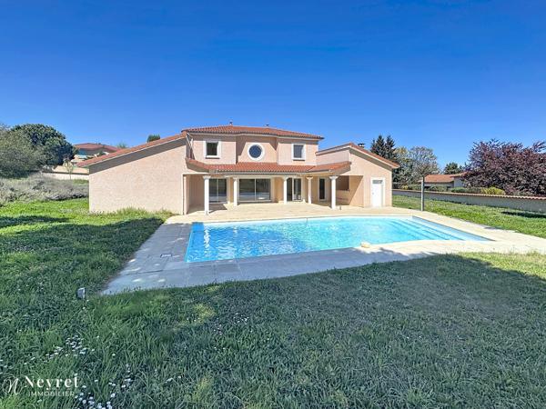 Lezigneux/Montbrison maison d'architecte contemporaine de 160m2 implantée sur 2000m2 de terrain avec piscine