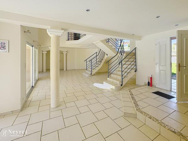 Lezigneux/Montbrison maison d'architecte contemporaine de 160m2 implantée sur 2000m2 de terrain avec piscine