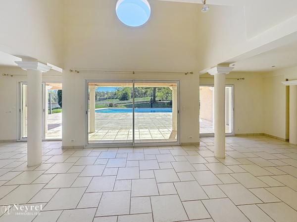 Lezigneux/Montbrison maison d'architecte contemporaine de 160m2 implantée sur 2000m2 de terrain avec piscine