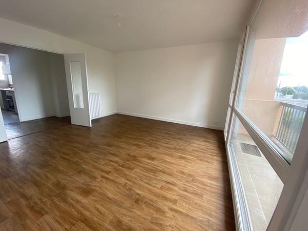 A LOUER PROCHE CARREFOUR DANS RESIDENCE SECURISEE TRES BEAU T4