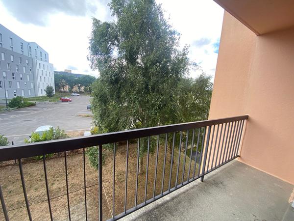 A LOUER PROCHE CARREFOUR DANS RESIDENCE SECURISEE TRES BEAU T4