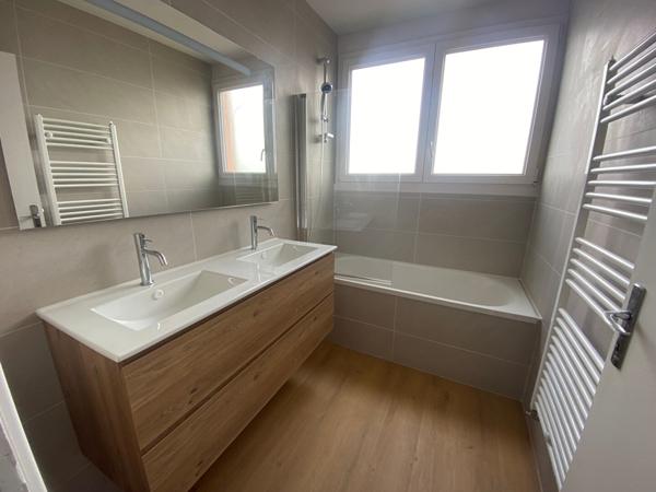 A LOUER PROCHE CARREFOUR DANS RESIDENCE SECURISEE TRES BEAU T4