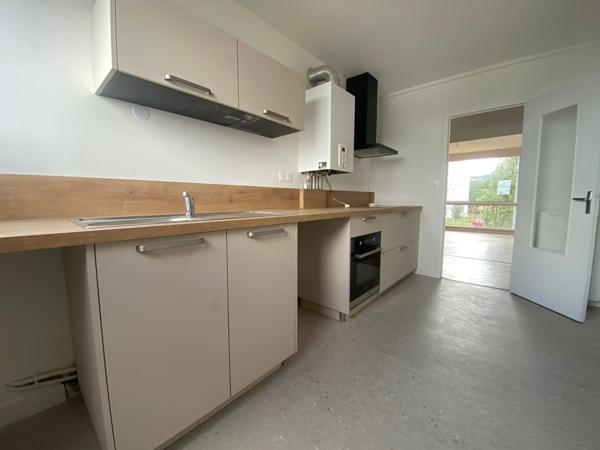 A LOUER PROCHE CARREFOUR DANS RESIDENCE SECURISEE TRES BEAU T4