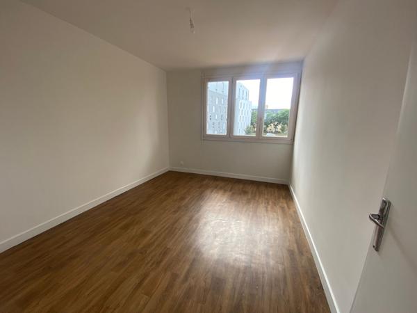 A LOUER PROCHE CARREFOUR DANS RESIDENCE SECURISEE TRES BEAU T4