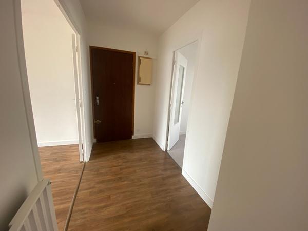 A LOUER PROCHE CARREFOUR DANS RESIDENCE SECURISEE TRES BEAU T4