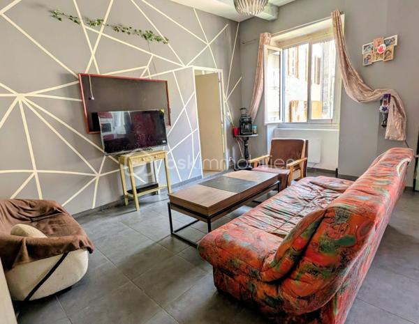 Situé au cœur du vieux quartier historique d'Annonay, sur la très recherchée Place Grenette, venez découvrir cet appartement T3 de 56 m² offrant un cadre de vie agréable, à proximité immédiate des commerces, des écoles et de toutes les commodités.

Il se compose d'une pièce de vie lumineuse, de deux chambres, d'une salle d'eau avec WC, ainsi que d'une cave commune, idéale pour le stockage.

Cet appartement constitue une excellente opportunité pour un premier achat, un investissement locatif ou un pied-à-terre en centre-ville.

Les atouts :
✔ Appartement de 56 m²

✔ 2 chambres

✔ Pièce de vie agréable

✔ Salle d'eau avec WC

✔ Cave commune

✔ Emplacement privilégié en plein centre historique

✔ Proche de toutes les commodités