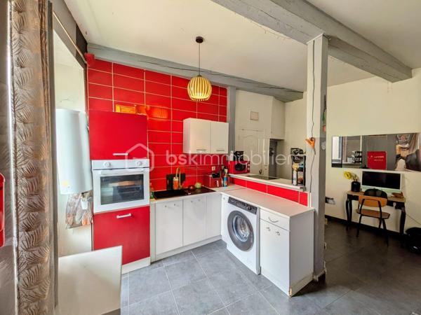 Situé au cœur du vieux quartier historique d'Annonay, sur la très recherchée Place Grenette, venez découvrir cet appartement T3 de 56 m² offrant un cadre de vie agréable, à proximité immédiate des commerces, des écoles et de toutes les commodités.

Il se compose d'une pièce de vie lumineuse, de deux chambres, d'une salle d'eau avec WC, ainsi que d'une cave commune, idéale pour le stockage.

Cet appartement constitue une excellente opportunité pour un premier achat, un investissement locatif ou un pied-à-terre en centre-ville.

Les atouts :
✔ Appartement de 56 m²

✔ 2 chambres

✔ Pièce de vie agréable

✔ Salle d'eau avec WC

✔ Cave commune

✔ Emplacement privilégié en plein centre historique

✔ Proche de toutes les commodités
