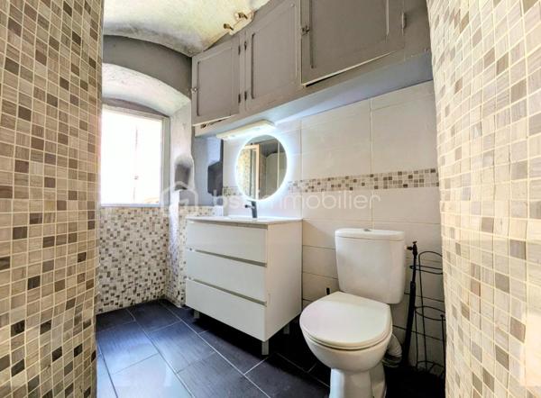 Situé au cœur du vieux quartier historique d'Annonay, sur la très recherchée Place Grenette, venez découvrir cet appartement T3 de 56 m² offrant un cadre de vie agréable, à proximité immédiate des commerces, des écoles et de toutes les commodités.

Il se compose d'une pièce de vie lumineuse, de deux chambres, d'une salle d'eau avec WC, ainsi que d'une cave commune, idéale pour le stockage.

Cet appartement constitue une excellente opportunité pour un premier achat, un investissement locatif ou un pied-à-terre en centre-ville.

Les atouts :
✔ Appartement de 56 m²

✔ 2 chambres

✔ Pièce de vie agréable

✔ Salle d'eau avec WC

✔ Cave commune

✔ Emplacement privilégié en plein centre historique

✔ Proche de toutes les commodités