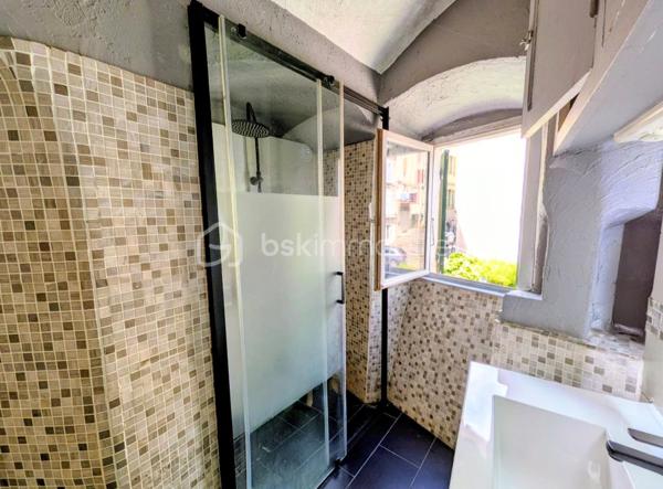 Situé au cœur du vieux quartier historique d'Annonay, sur la très recherchée Place Grenette, venez découvrir cet appartement T3 de 56 m² offrant un cadre de vie agréable, à proximité immédiate des commerces, des écoles et de toutes les commodités.

Il se compose d'une pièce de vie lumineuse, de deux chambres, d'une salle d'eau avec WC, ainsi que d'une cave commune, idéale pour le stockage.

Cet appartement constitue une excellente opportunité pour un premier achat, un investissement locatif ou un pied-à-terre en centre-ville.

Les atouts :
✔ Appartement de 56 m²

✔ 2 chambres

✔ Pièce de vie agréable

✔ Salle d'eau avec WC

✔ Cave commune

✔ Emplacement privilégié en plein centre historique

✔ Proche de toutes les commodités