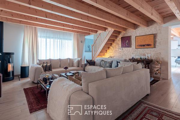 Élégance de la pierre et du bois dans une bâtisse de caractère