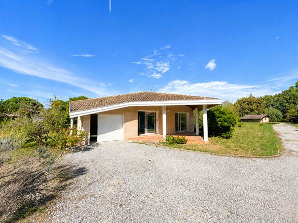 Maison 3 chambres - Quartier Mora - 2 200m2 de jardin