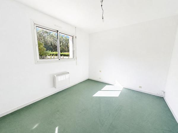 Maison 3 chambres - Quartier Mora - 2 200m2 de jardin