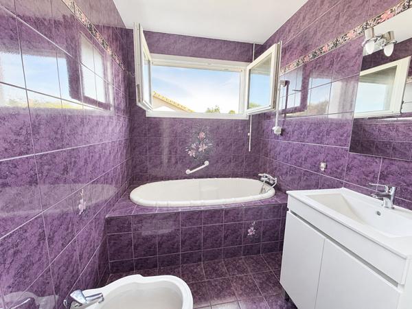 Maison 3 chambres - Quartier Mora - 2 200m2 de jardin