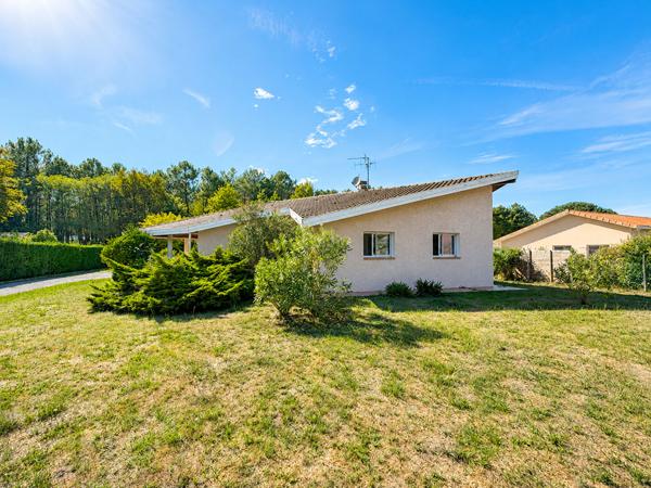 Maison 3 chambres - Quartier Mora - 2 200m2 de jardin