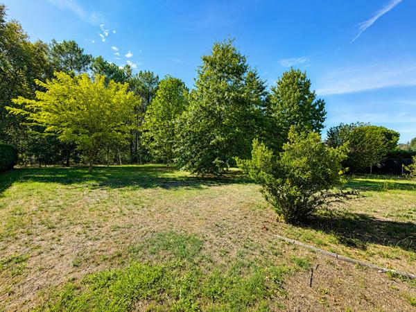 Maison 3 chambres - Quartier Mora - 2 200m2 de jardin