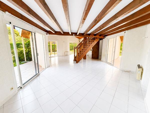 Maison 3 chambres - Quartier Mora - 2 200m2 de jardin