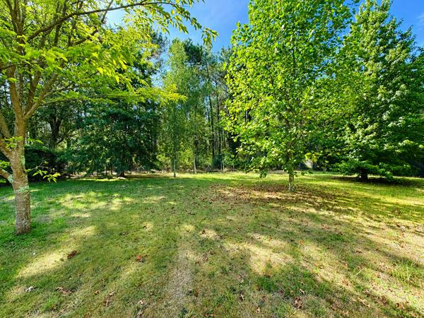 Maison 3 chambres - Quartier Mora - 2 200m2 de jardin