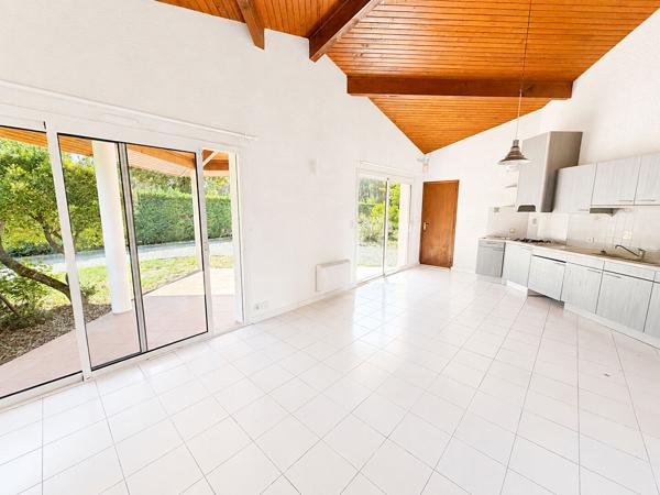 Maison 3 chambres - Quartier Mora - 2 200m2 de jardin