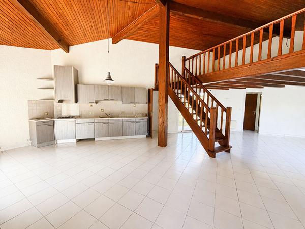 Maison 3 chambres - Quartier Mora - 2 200m2 de jardin