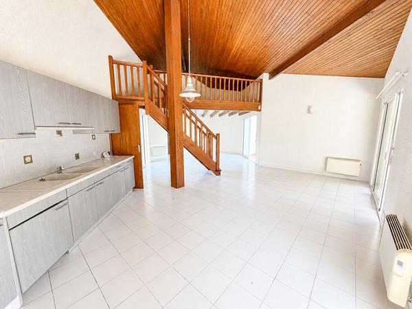 Maison 3 chambres - Quartier Mora - 2 200m2 de jardin