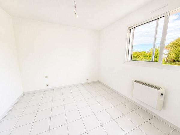 Maison 3 chambres - Quartier Mora - 2 200m2 de jardin