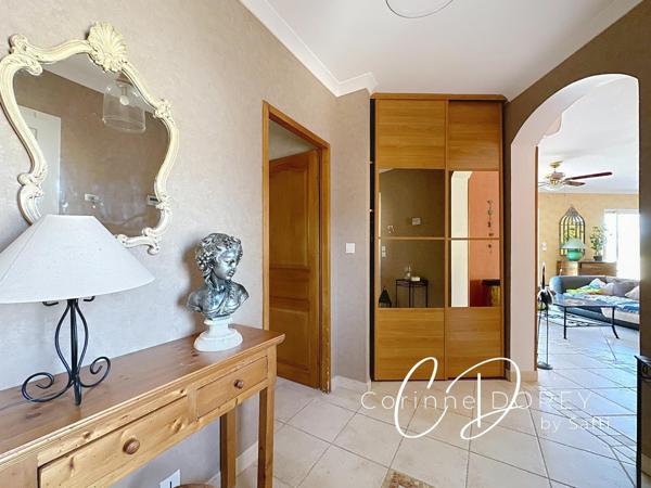 Villa de plain pied - 3 chambres - double garage et dépendance